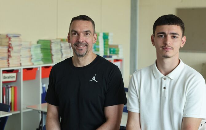 Erti Hysenaj (re.) ist der beste Realschüler der Staufer-Gemeinschaftsschule in Waiblingen. Er sei auch sehr zuverlässig, pünktl