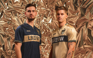Dennis Seimen (links) im neuen Torwarttrikot, Ramon Hendriks trägt das neue VfB-Ausweichtrikot.