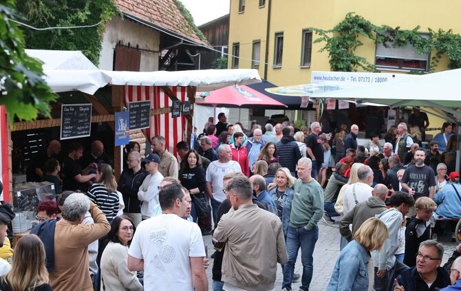 Die Hocketse in Leutenbach im vergangenen Jahr. Bei der 50. Auflage ab Freitag (31.7.) können die Besucher ihre Jacken wohl zuha