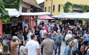 Die Hocketse in Leutenbach im vergangenen Jahr. Bei der 50. Auflage ab Freitag (31.7.) können die Besucher ihre Jacken wohl zuha