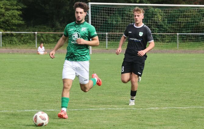 Sascha Schmalz (in Grün) wechselte vom Bezirksligisten TSV Nellmersbach zur SG Weinstadt.
