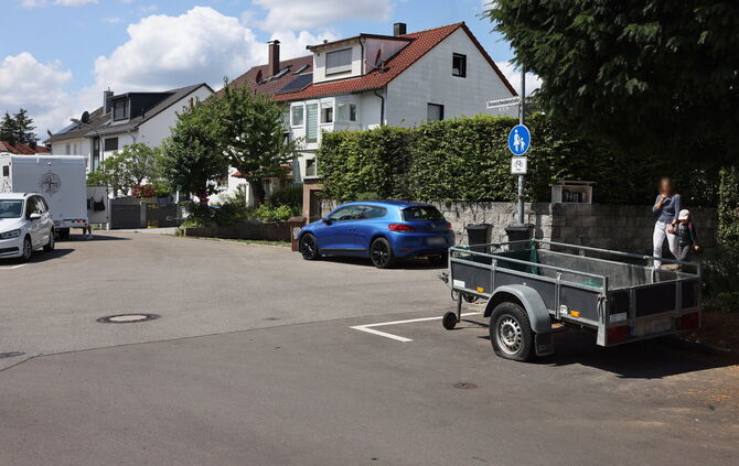 Hier in der Donauschwabenstraße versperren geparkte Fahrzeuge die Sicht auf und für Fußgänger.