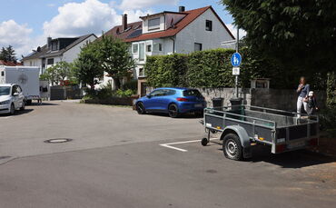 Hier in der Donauschwabenstraße versperren geparkte Fahrzeuge die Sicht auf und für Fußgänger.