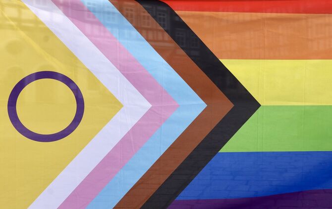 Die interinklusive Regenbogenflagge.