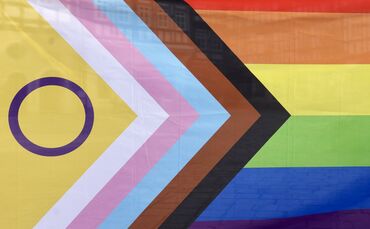 Die interinklusive Regenbogenflagge.