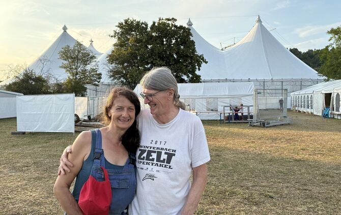 Christa Moennig und Michael Weigelt sind weit gereist, um beim Zeltspektakel dabei zu sein - nicht als Konzertbesucher, sondern