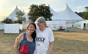 Christa Moennig und Michael Weigelt sind weit gereist, um beim Zeltspektakel dabei zu sein - nicht als Konzertbesucher, sondern