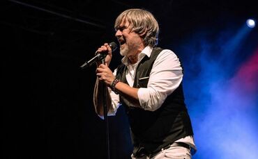 Der Ex-Frontsänger des Hofbräu-Regiments kommt mit eigener Band aufs Volksfest: „Robin Henderson & Friends“.