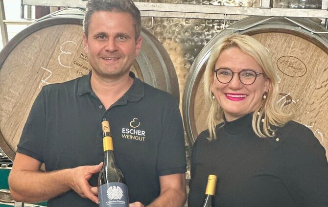 Christian Escher und Christina Stumpp mit der Erstauflage des "Bundestagsweins".