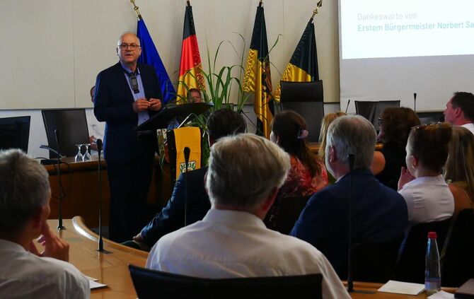 Norbert Sailer bei seiner Ansprache vor rund 200 Gästen aus Politik, Wirtschaft und Gesellschaft.
