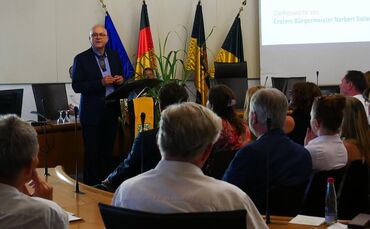 Norbert Sailer bei seiner Ansprache vor rund 200 Gästen aus Politik, Wirtschaft und Gesellschaft.
