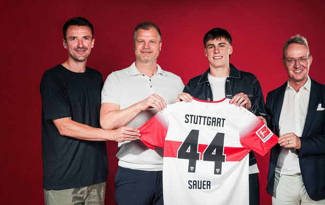 Die neue Nummer 44 des VfB Stuttgart. Von links: Sportdirektor Christian Gentner, Sportvorstand Fabian Wohlgemuth, Neuzugang Leo