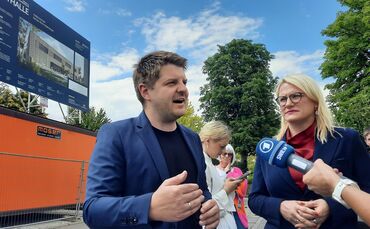 Christina Stumpp (CDU) auf Sondervermögen-Werbetour. Hier in Kernen mit Bürgermeister Benedikt Paulowitsch (SPD) an der Baustell
