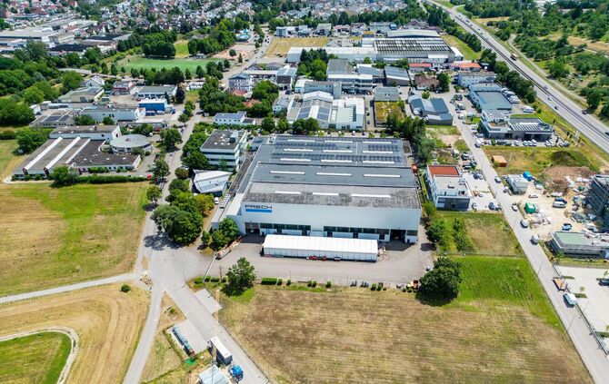 Den vorderen unbebauten Bereich der Firma Frech in Plüderhausen hat die Metzgerei Kurz erworben.