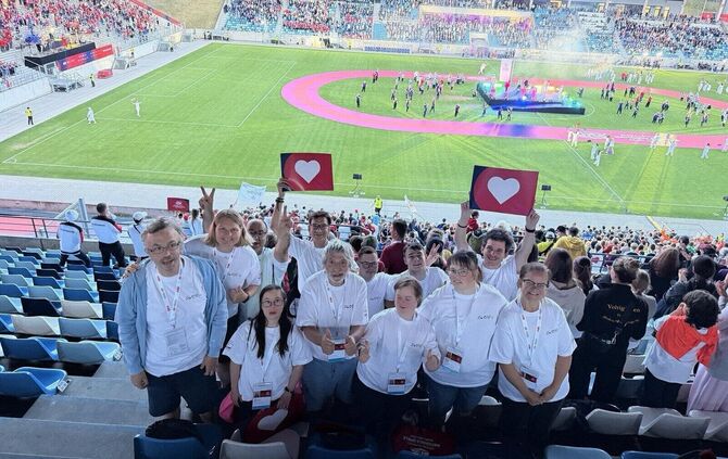 Lea Klocke (rechts im Bild) bei den Special Olympics 2026 im Saarland.