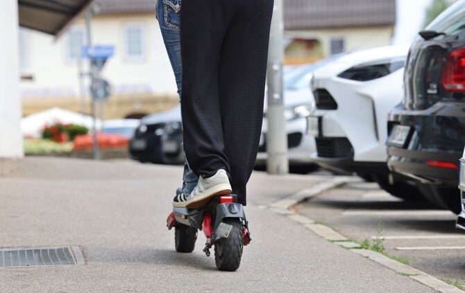E-Scooter werden gerne zu zweit genutzt - vor allem von Jugendlichen. Das allerdings ist verboten. Anderes ist bei uns noch erla