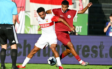 Der Stuttgarter Tiago Tomás im Zweikampf mit Offenbachs Adam Loune.