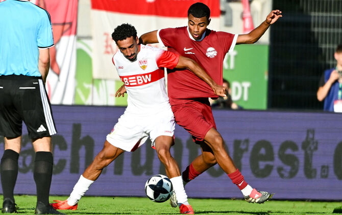 Der Stuttgarter Tiago Tomás im Zweikampf mit Offenbachs Adam Loune.