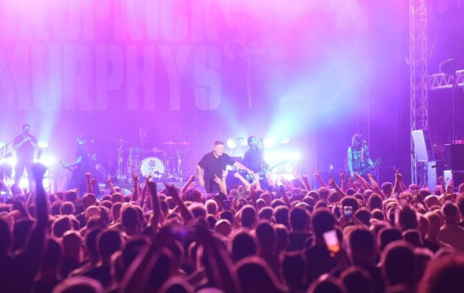 Heizen das Kulti-Zelt ein: Die Dropkick Murphys.