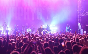 Heizen das Kulti-Zelt ein: Die Dropkick Murphys.