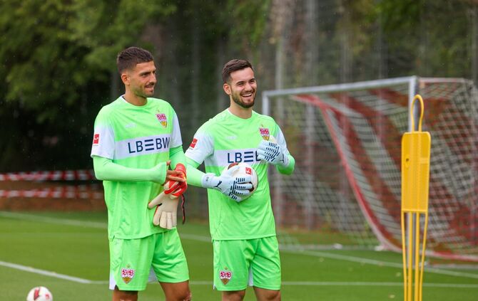VfB-Torwart Dennis Seimen (rechts) fehlt verletzt bis Ende September – bekommt sein Ersatzmann Fabian Bredlow nun die Chance?