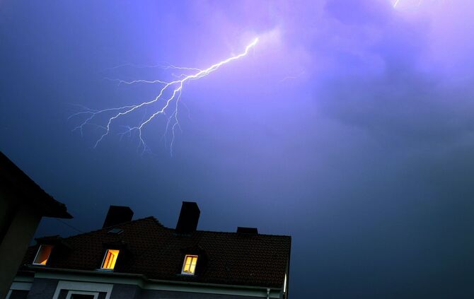Blitze über einem Wohnhaus