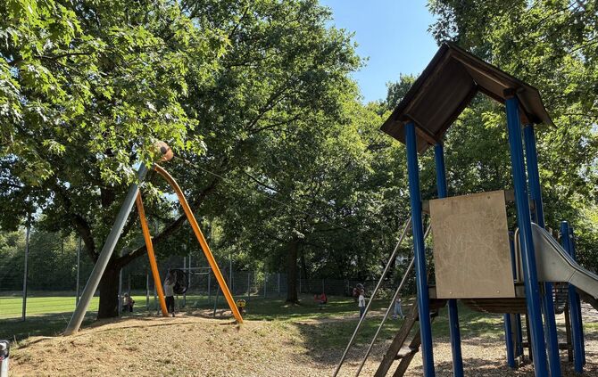 Das Dreibein-Gestell auf dem Buchenbach-Spielplatz an der Jahnstraße markiert ein Ende der Seilrutsche. Warum ist sie derzeit au