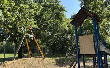 Das Dreibein-Gestell auf dem Buchenbach-Spielplatz an der Jahnstraße markiert ein Ende der Seilrutsche. Warum ist sie derzeit au