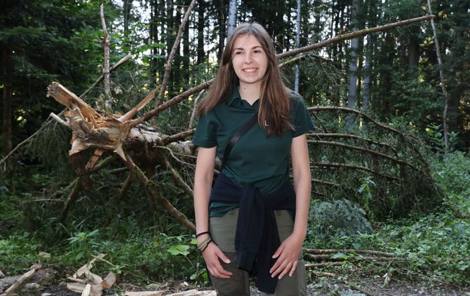 Bei einem Gang in den Wald am Aichstrutsee mit Försterin Tamara Köngeter erfährt man, welche Gewalt Wind – aber auch Holz – entf