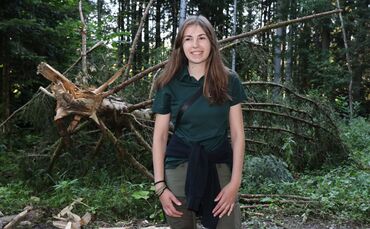 Bei einem Gang in den Wald am Aichstrutsee mit Försterin Tamara Köngeter erfährt man, welche Gewalt Wind – aber auch Holz – entf