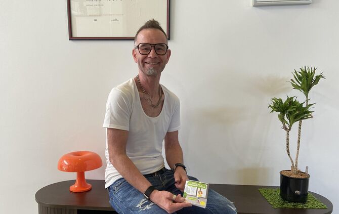 Ralph Eisold (57) mit dem neuen Pixi-Buch für Orthopädietechnik.