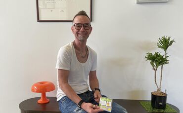 Ralph Eisold (57) mit dem neuen Pixi-Buch für Orthopädietechnik.