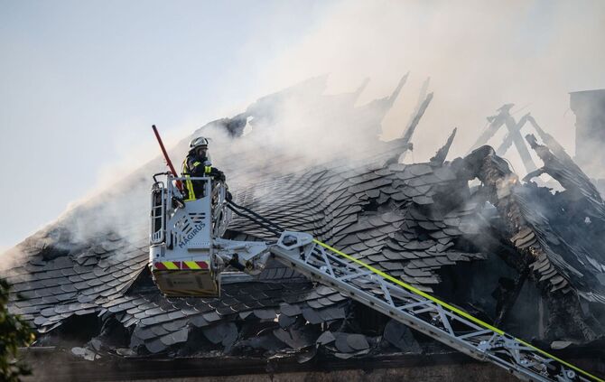 Dach des Schloss Wallhausen in Vollbrand