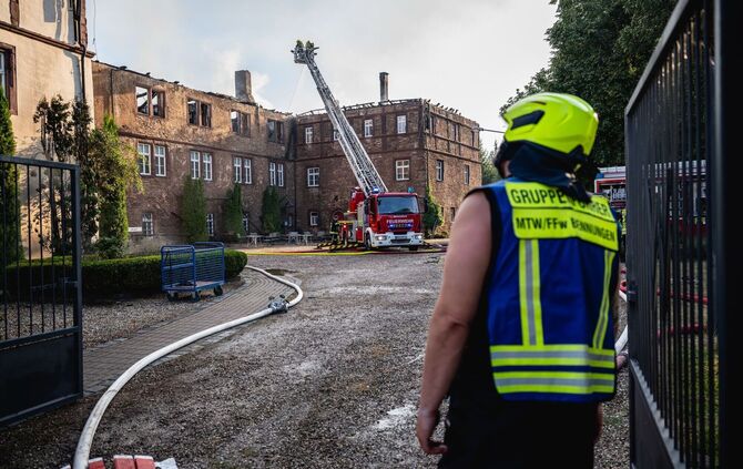 Feuerwehr bei Brand im Schloss Wallhausen in Einsatz