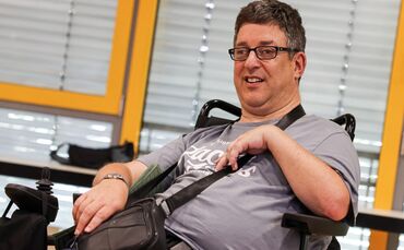 Diesmal ist es die Fernsehlotterie, die ein Projekt fördert, das Simon Maier leitet. Er arbeitet auch als Experte mit.