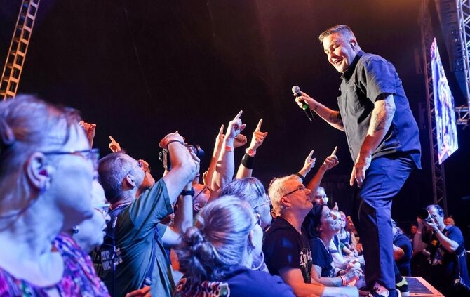 Vorne an der Bühne war kein Umfallen mehr möglich: Ken Casey, Sänger der Dropkick Murphys, und seine Fans beim Zeltspektakel.