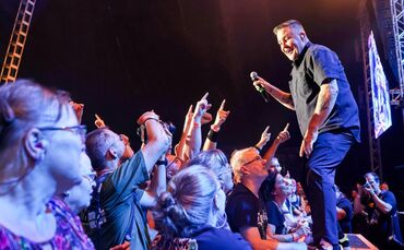Vorne an der Bühne war kein Umfallen mehr möglich: Ken Casey, Sänger der Dropkick Murphys, und seine Fans beim Zeltspektakel.