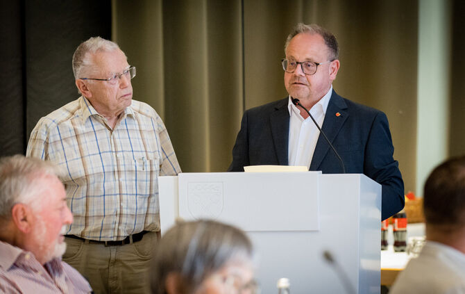 Dietmar Merz wurde als neues Mitglied im Gemeinderat von OB Hornikel vereidigt.