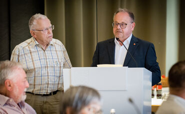 Dietmar Merz wurde als neues Mitglied im Gemeinderat von OB Hornikel vereidigt.