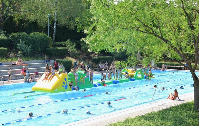 Auch wenn es sehr heiß wird - in den Sommerferien ist das Wunnebad eigentlich nie überlaufen. Hier im Sportbecken mit Ninja-Parc