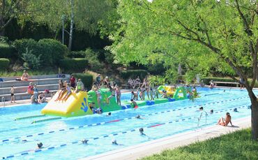 Auch wenn es sehr heiß wird - in den Sommerferien ist das Wunnebad eigentlich nie überlaufen. Hier im Sportbecken mit Ninja-Parc