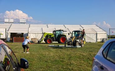 Gute Laune beim Aufbau von Zelt, Bühnen, Bar und Camp-Site: Das Bauwagenteam Gausmannsweiler hat inzwischen Routine.
