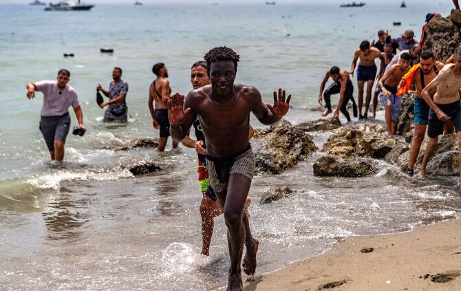 Migranten in Spanien-Exklave Ceuta