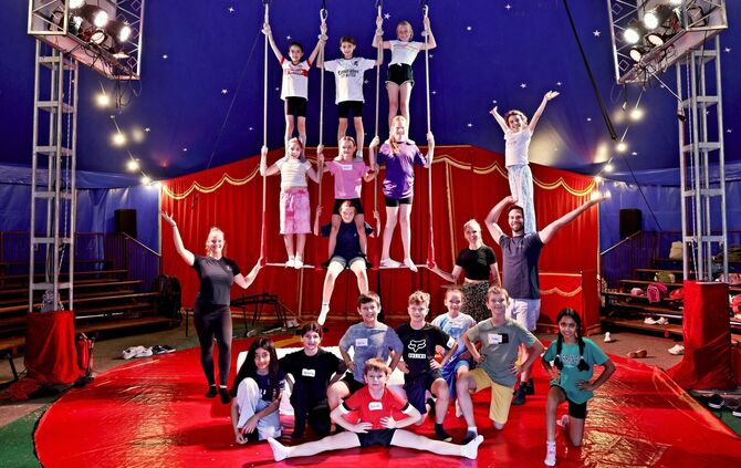 Pyramidenbau auf dem Trapez: Kinder lassen sich auch abseits vom Unterricht fördern, beispielsweise mit einem „Kinder-Mitmach-Zi
