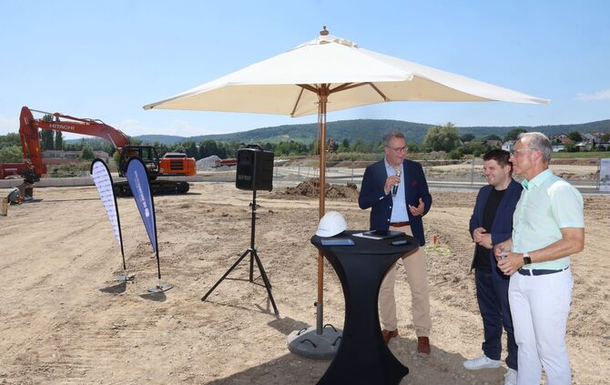 Erneut ein wichtiger Hangweide-Termin bei brütender Hitze: Landrat Richard Sigel, Bürgermeister Benedikt Paulowitsch und Kreisba