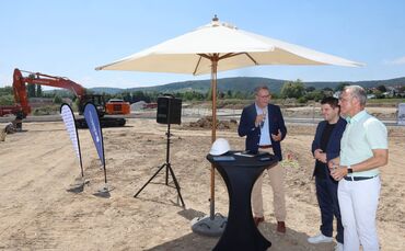 Erneut ein wichtiger Hangweide-Termin bei brütender Hitze: Landrat Richard Sigel, Bürgermeister Benedikt Paulowitsch und Kreisba