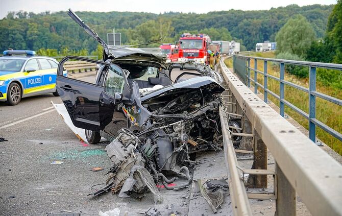 Bei einem Zusammenstoß mit einem Lkw ist ein Autofahrer tödlich verletzt worden.