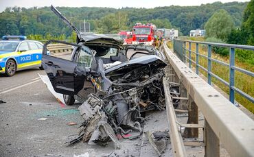 Bei einem Zusammenstoß mit einem Lkw ist ein Autofahrer tödlich verletzt worden.