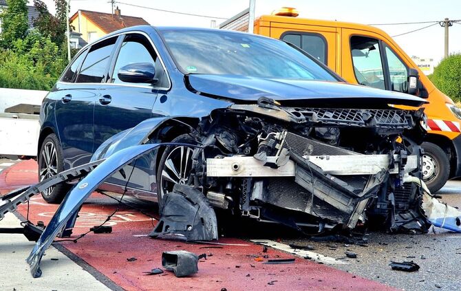 Bei dem Unfall wurden zwei Personen verletzt (Symbolfoto).