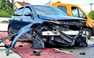 Bei dem Unfall wurden zwei Personen verletzt (Symbolfoto).
